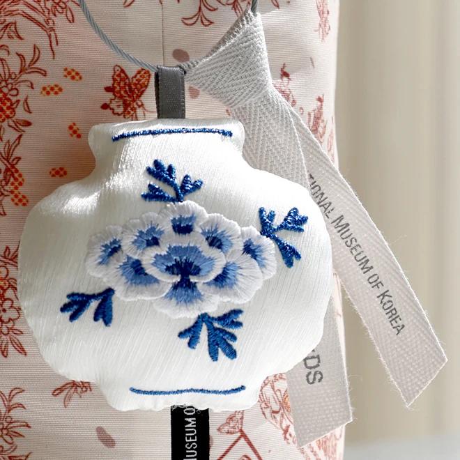Museum Keyring (White Porcelain Peony) - National Museum of Korea Specialized Product