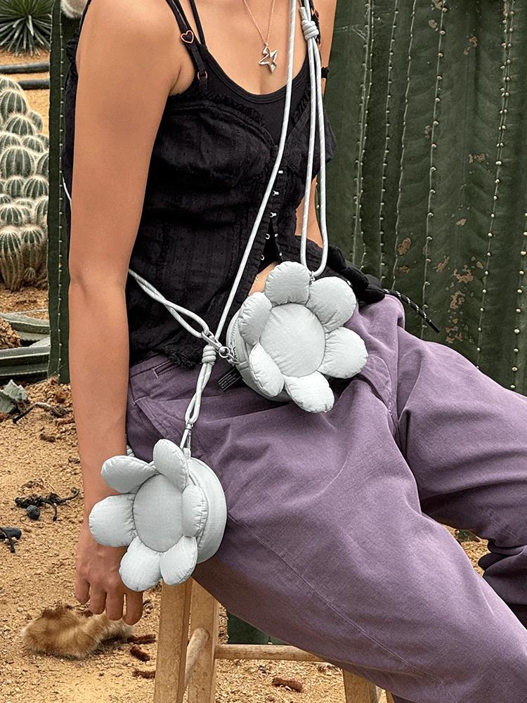 COLLE Flower Keyring Bag Moonlark Grey